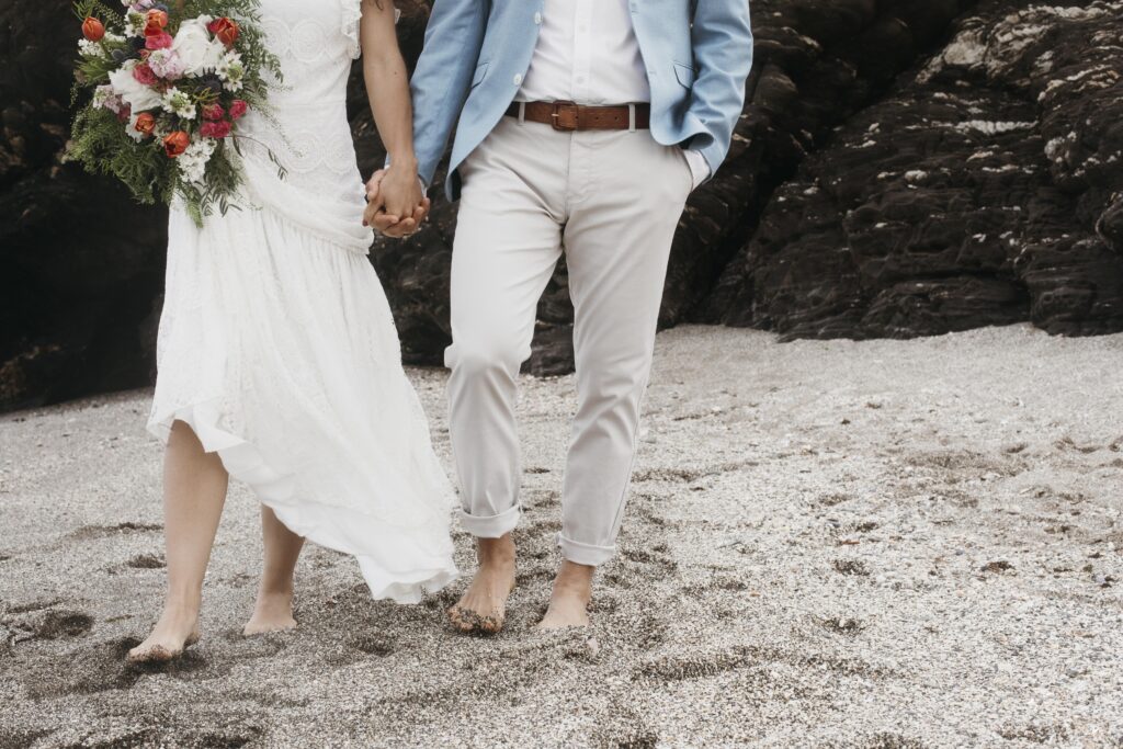 newlyweds-having-their-wedding-beach